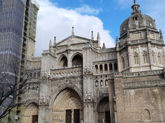 さあトレド大聖堂に着きましたよ。残念、鐘楼は修復中で網がかかってます。正面のファサードには、3つの門が。スペインカトリックの総本山、250年の歳月をかけ1493年に完成した。