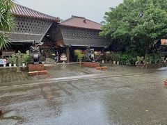 チェックインまでまだ時間があるので、琉球村へ。
雨がひどいです。