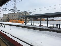 鈍行のいさりび鉄道がやってきました。