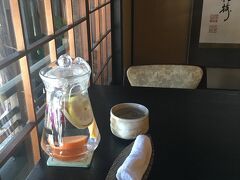 建長寺のところにある茶屋へ。
抹茶を飲みそうな湯飲みでお冷。お冷はデトックスウォーター。