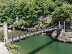 階段を降りて行くと､エメラルドグリーン色をした阿賀川がありそこに架かるのが藤見橋。
パンフレットのような構図です。