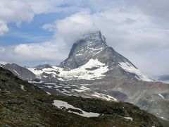 ウンターリッフェル湖を過ぎてさらにトレイルを進むとマッターホルンが間近に見える場所にやって来ました。
東壁と北壁の境の稜線はヘルンリ稜線で、この稜線をウインパーら7人の登山家が登って行き初登頂に成功しました。