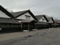 酒田のシンボル山居(さんきょ)倉庫。明治26年（1893）に建てられた米保管倉庫です。
米の積出港として賑わった酒田の歴史を今に伝え、ＮＨＫ朝の連続テレビ小説「おしん」のロケーション舞台にもなった場所です。
白壁、土蔵づくり9棟からなる倉庫の米の収容能力は10,800トン（18万俵）とのことです。夏の高温防止のために背後にケヤキ並木を配し、内部の湿気防止には二重屋根にするなど、自然を利用した先人の知恵が生かされた低温倉庫として、現在も現役の農業倉庫です。