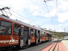 停車中のゴルナーグラート登山鉄道の列車。
次の下り列車がくればそれに乗車してツェルマットに戻ります。