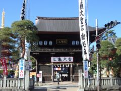 新宿駅から京王線で高幡不動駅までやって来ました。

駅前商店街を抜けるとすぐに高幡不動です。