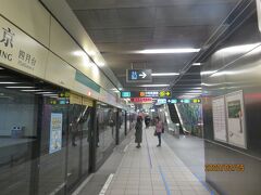 松江南京站で下車して、地下鉄に乗り換えます。すべて悠遊カードを使って快適に移動できます。
