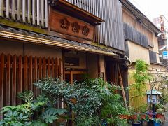 こちらは先程あった『よし梅』の料亭。
http://www.yoshiume.jp/honten.html