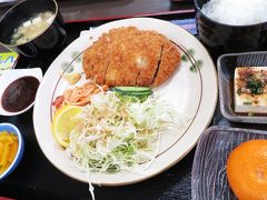 屋台村内の「あっちゃん亭」にていただきます。日替わりのロースかつ定食。これでなんと税込み500円！