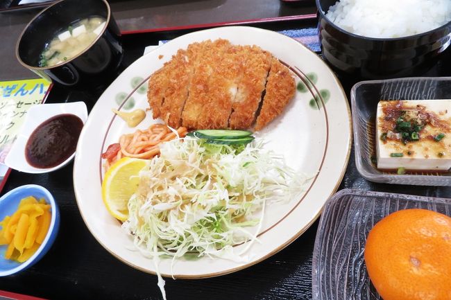 屋台村内の「あっちゃん亭」にていただきます。日替わりのロースかつ定食。これでなんと税込み500円！