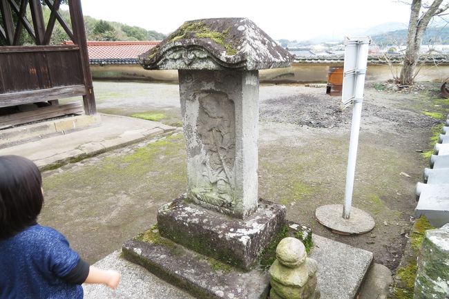 境内に入ったすぐ右手に猿田彦像。首をコキャっと曲げているのが珍しい。