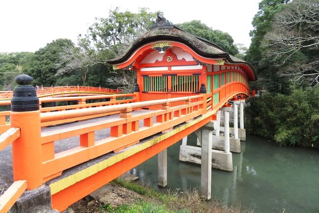 鳥居の奥には、呉橋という屋根付きの橋がありました。勅使道から続いているということは、お偉い方だけが利用できるのでしょう。<br />我々庶民は、隣にかかっている神橋を渡って境内へ。