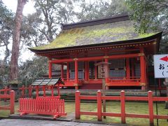 正面に苔むした若宮神社を見つつ左へ。