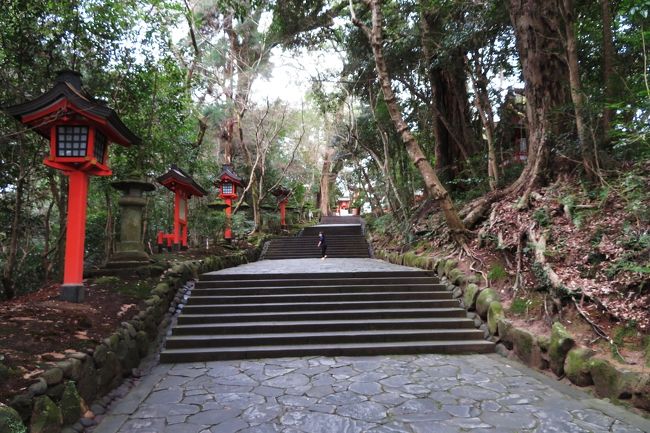 こんな参道を進むと……