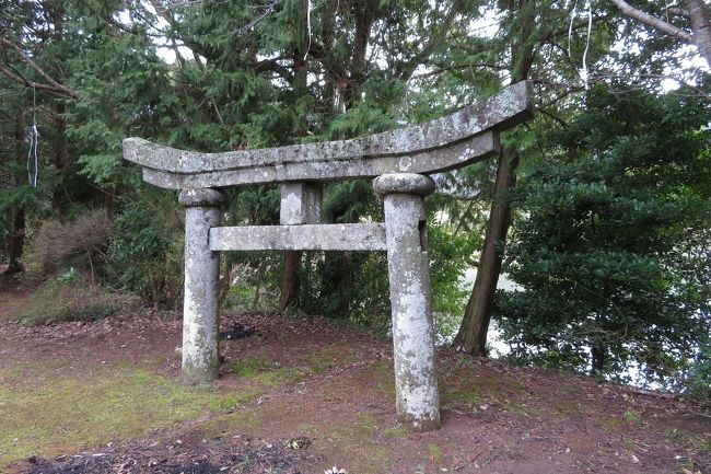 長居した宇佐神宮を後に車を走らせます。やってきたのは豊後高田市の外れにある貴船神社。ここの鳥居、妙に高さが低い。