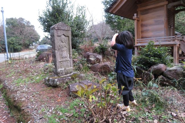 目的は庚申塔。子供カメラマンシャッターを切りまくり。
