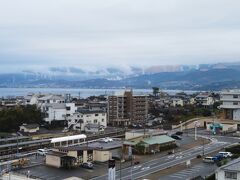 旅の3日目。今回は4日間あるので、まだ1日あると思うととてもうれしいです。
ホテル1階の食事処に向かう途中、エレベーター横の窓から別府方面が見えました。湯気が上ってる……。