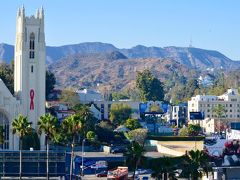 チャイニーズシアター前のショッピングモールから、ハリウッドの看板が遠くに見えます。