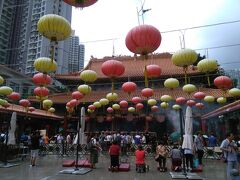 ３日目です。

薔色園黄大仙廟にやってきました。
香港では有名な寺院みたいですね。

皆さん、真剣にお祈りです。