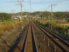 車内は混雑していたが、運転席の後ろのスペースが空いていたので、そこから前を見ていることにした。