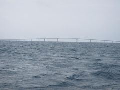 すぐに宮古島と伊良部島を結ぶ開通前の伊良部大橋が見えてきました。
この２週間後に開通を控えていました。
