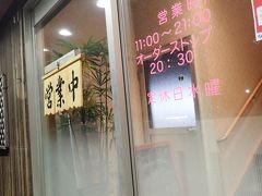 徒歩で夕食へ
この日は、地元で唯一の回転寿司という「すしやダイケー」さんへ(^_^)