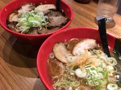 むかーし、ひとりで青春18きっぷ旅で食べた海老ラーメンが忘れられず、同じ店にやってきました。

今回はダンナが富山ブラック。ワタシが白エビラーメン。あの時の感動は薄れていましたが、美味しいラーメンです。