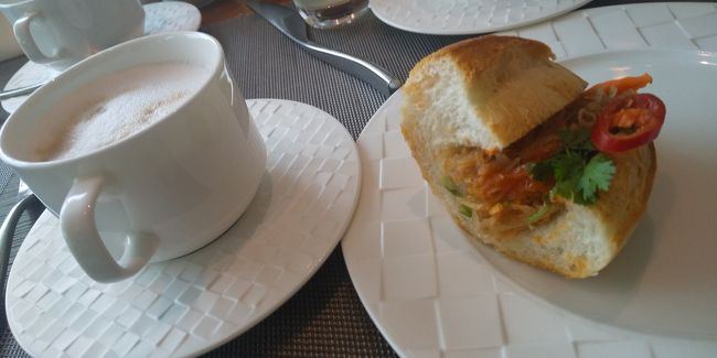 バインミーも当然、クレープ、ワッフル、パンケーキも作り立てをオーダーで。<br />ゆで卵が半熟と固ゆでの二種類ありました。5泊ぐらいしたら、一通り食べられますかねえ。