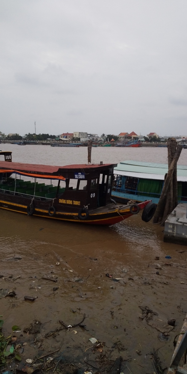 今日はメコン川への観光です、少しだけ市内を走った後は郊外に出てきたので、渋滞せずに1時間半ほどでミトーの近くの船着き場に到着。
