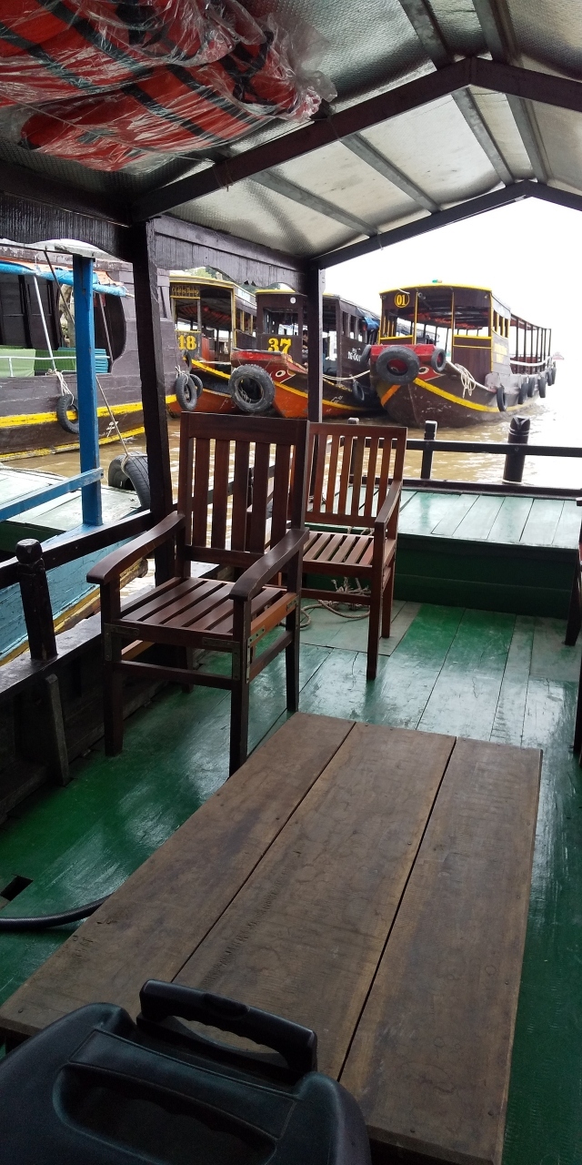 上にはライフジャケットがありますが、注意されることもなく、船は動き出しました。もっとも、人よりスマホのほうが落としやすいので、気を付けたほうが良いようです。