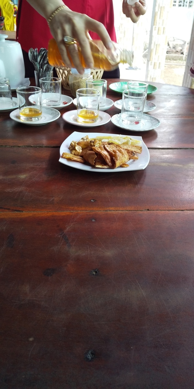 ハチミツの飲み物とバナナチップで一休み。ローヤルゼリーの売込みがありました。