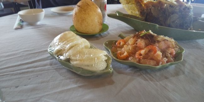 海老とグレープフルーツのサラダ？揚げ餅（ボール状のもの）はホントにモチモチして美味しいです。