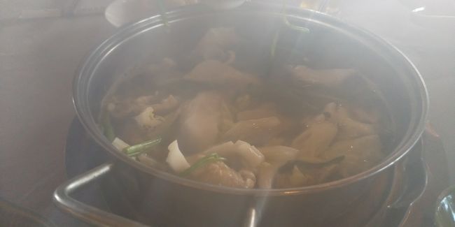 これが一番美味しい、海鮮鍋。イカ、アサリなど美味しい出汁と一緒にいただきます。