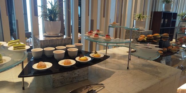 午後3時の予定だったのが、意外と早く、2時過ぎに戻ってきましたので、ラウンジでお茶。