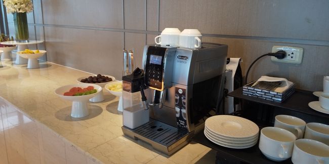 誰もいないので、自分でコーヒーを入れようとしたら、ホテルの人が3人も飛んできました。