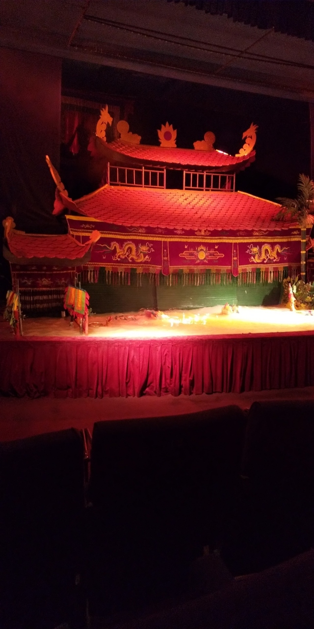 写真を撮り忘れたのですが、最後に人形使いの方があいさつに出てこられました。６人だったと思うのですが、思ったより多い人数でした。