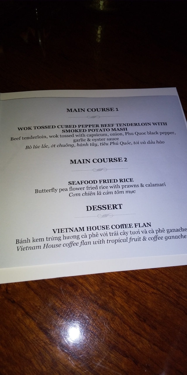 夕食はベトナムフュージョン料理？<br />服装はスマートカジュアルということで、長ズボンとスニーカーで行きました。<br />口コミによるとサンダルはお断り、半ズボンは大丈夫だったそうです。