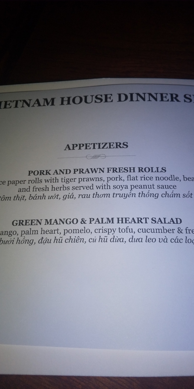 現地で肉jか魚か選ぶ、という話でしたが、このようなコースに設定されていました。多分肉を選んでいたので、特に苦情はありません、