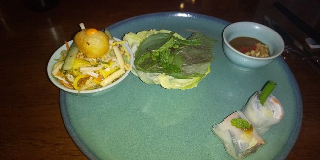 サラダと春巻。期待が膨らむ味です。