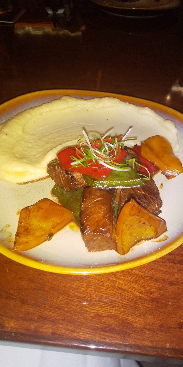 マッシュポテト添えのステーキ。柔らかくて美味しかったです。