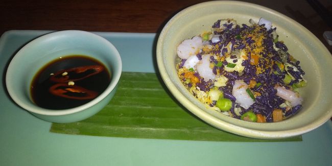 シーフードフライドライスのお米は黒かった。醤油で味を微調整。