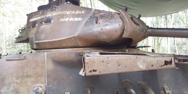 戦車とか。弾の痕もあるので本物？！