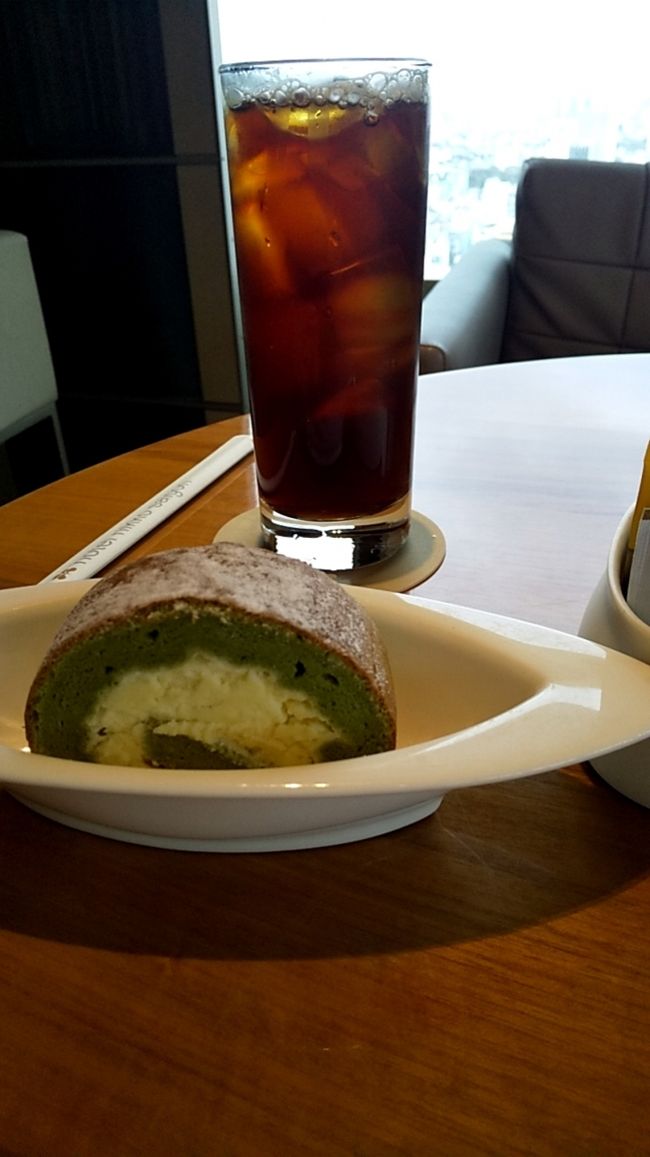 緑色のケーキは多分ピスタチオとか、言ってました。