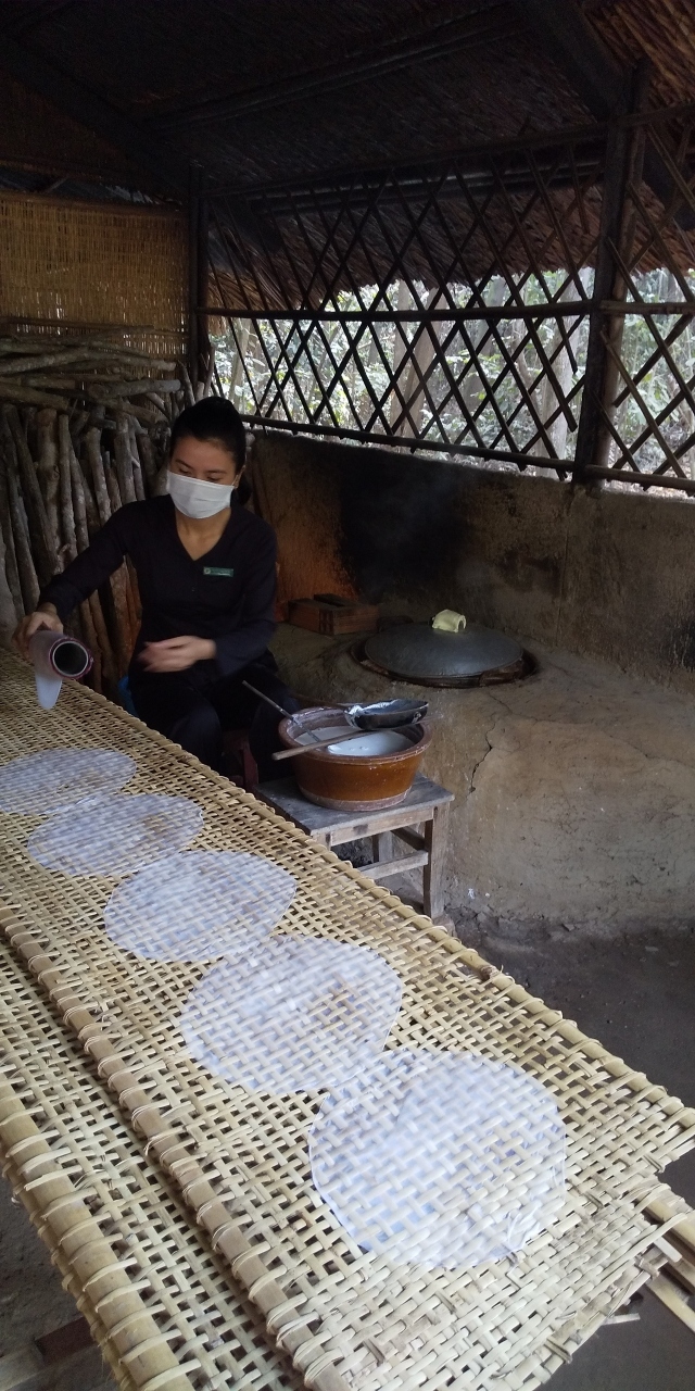 春巻の皮を焼いている方てす。土産物として売っていました。春巻の皮にあの模様があるのは、この上で乾かすかららしいです。
