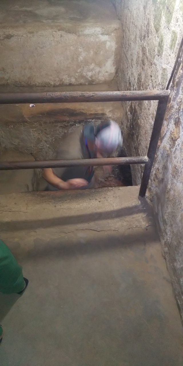 地下トンネルに潜入。この中ではずっと中腰です。