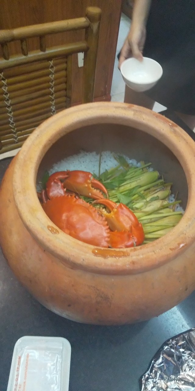 美味しそう❗️あとは手が汚れたので、しばし写真が撮れませんでした。<br />ドキドキしながらのお会計は約７千円。足りなかったら、どうしたら良いのか、クレジットが使えたのかどうかも分かりませんが、良かったです。最初ロブスターも注文していたのですが、店の方が1キロので良いかと聞きにこられて、キャンセルしたのてすが、その点は良心的と思いました。