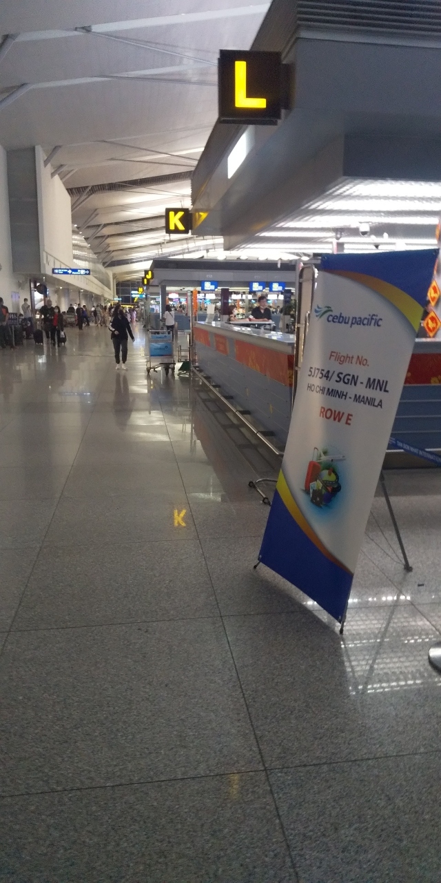 再びのタンソンニャット空港。結構人が多いです。