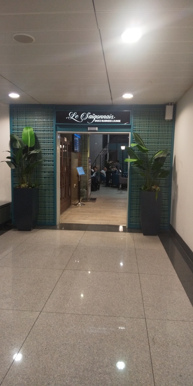 ルサイゴネスラウンジに到着。微妙に分かりにくい位置にあります。