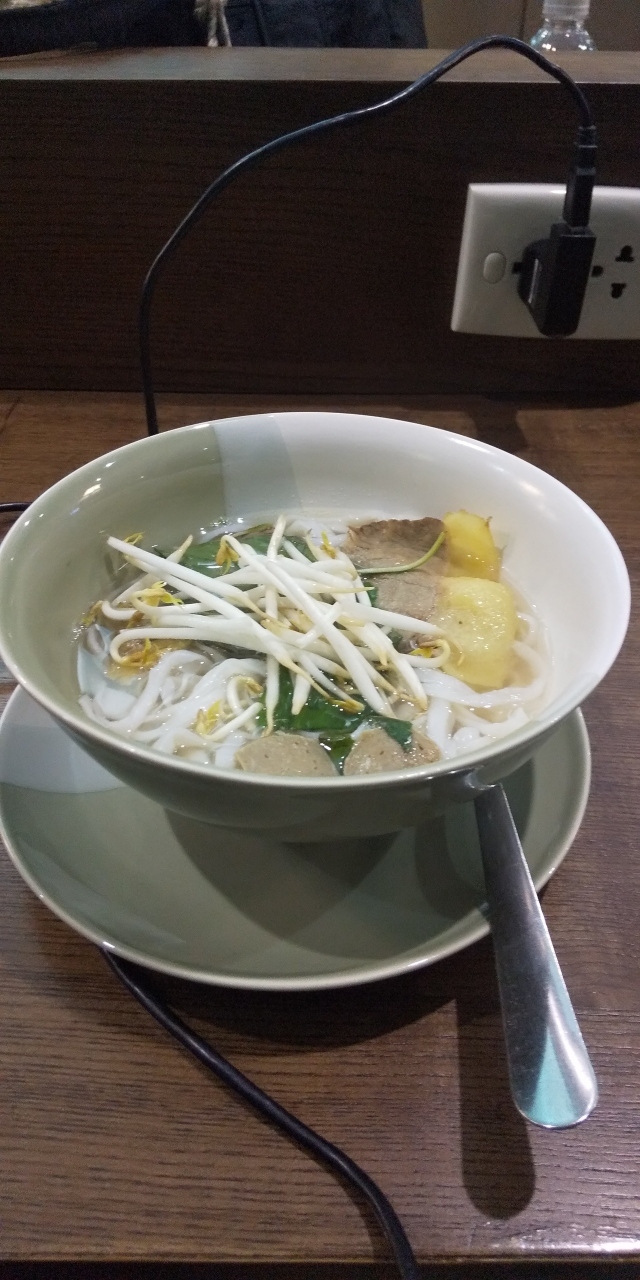 お腹は空いていないけど、フォーは食べます。