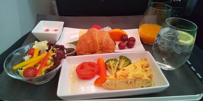 こっちは洋食。ミカンジュース美味❗️キッシュは温かかったです。