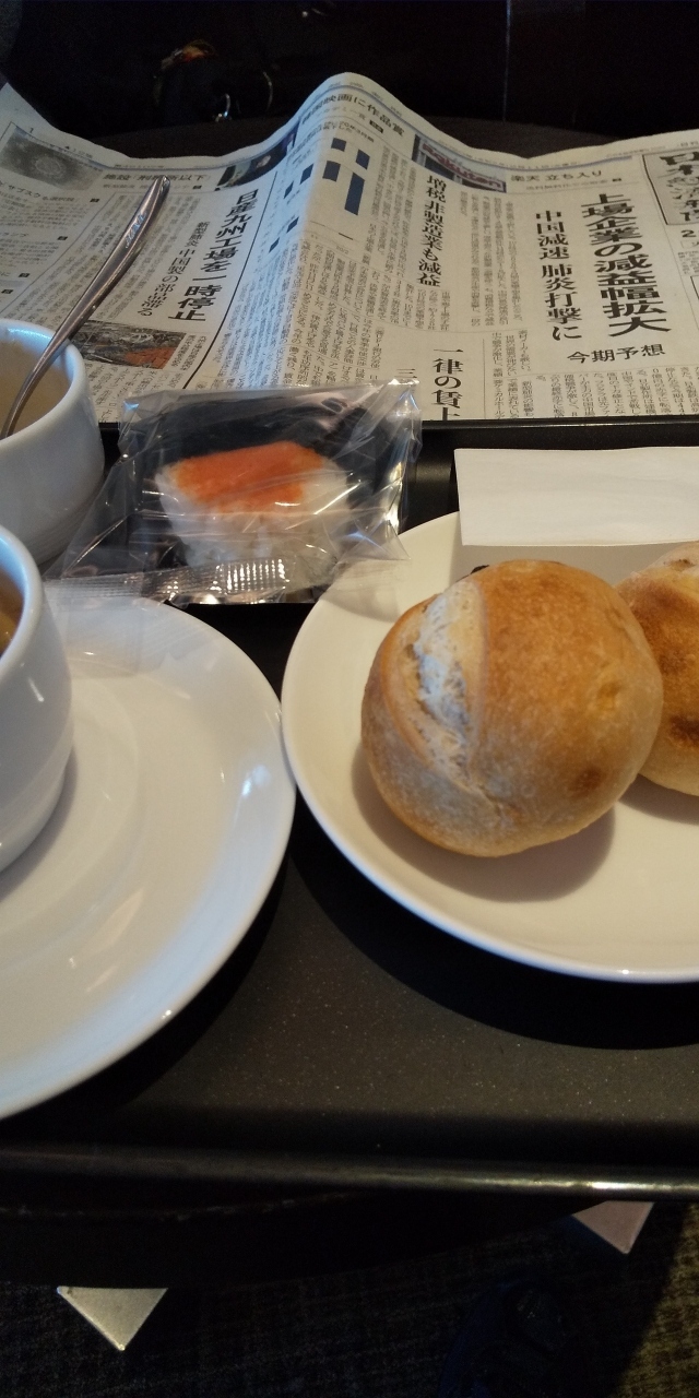 無事に羽田に到着のあとはダイヤモンドラウンジで休憩。ここで飲むコーヒーの方が機内より落ち着いて飲めます。